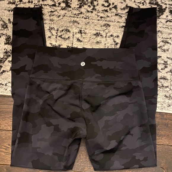 Ladies nearly new Lululemon black heritage camo leggings - Picture 1 of 3
